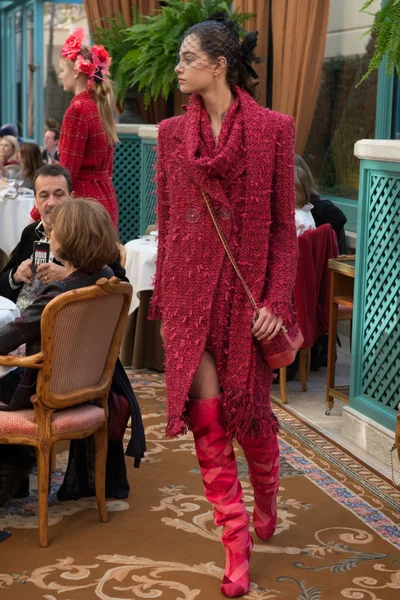 Look 16